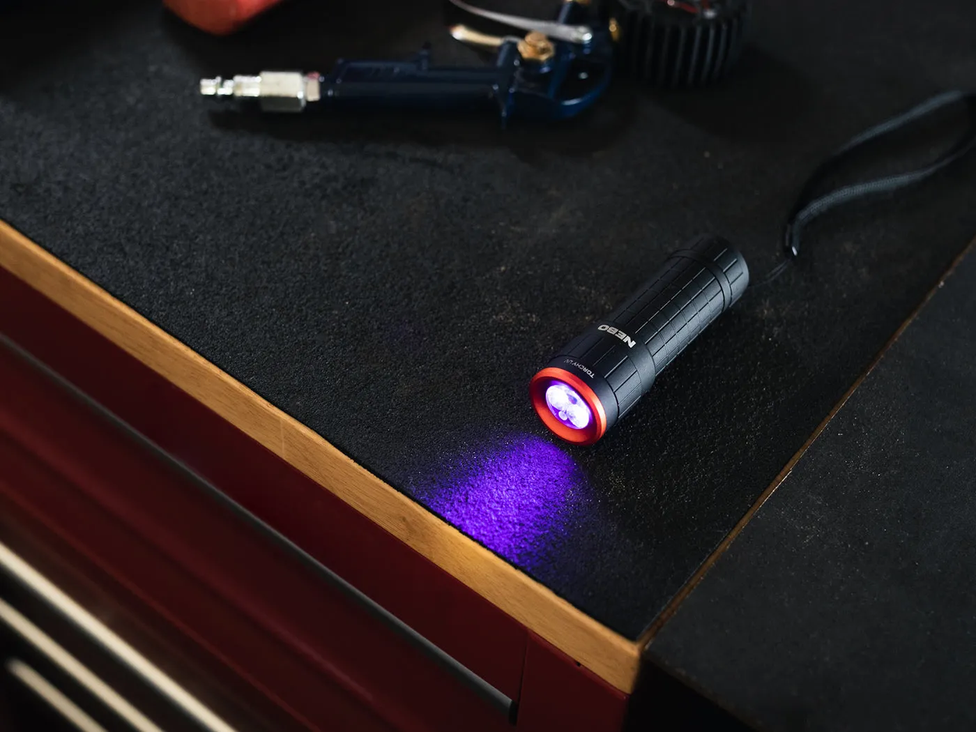 Nebo Torchy UV zaklamp AAA batterijen inspectie